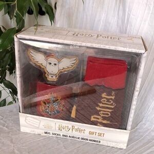 HARRY POTTER Hogwarts gift set ceramic mug pair socks acrylic door hanger NWT